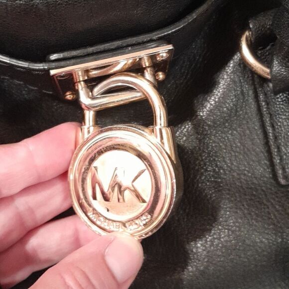 AUTHENTIC MICHAEL KORS BLACK LEATHER GOLD HARDWARE LOCK & KEY CHAIN SATCHEL BAG - Picture 4 of 17